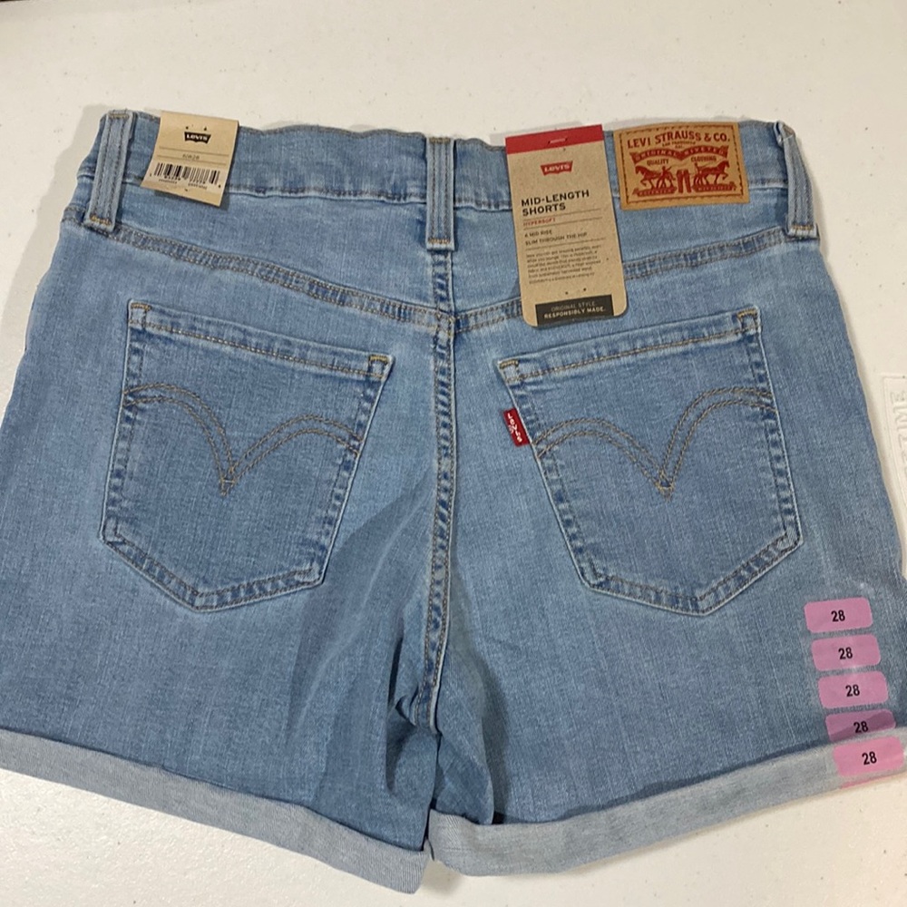 NWT Levi Med Length Shorts